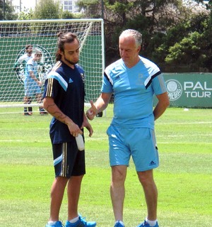 Prass, Cristaldo e reservas treinam; Valdivia conversa com Dorival