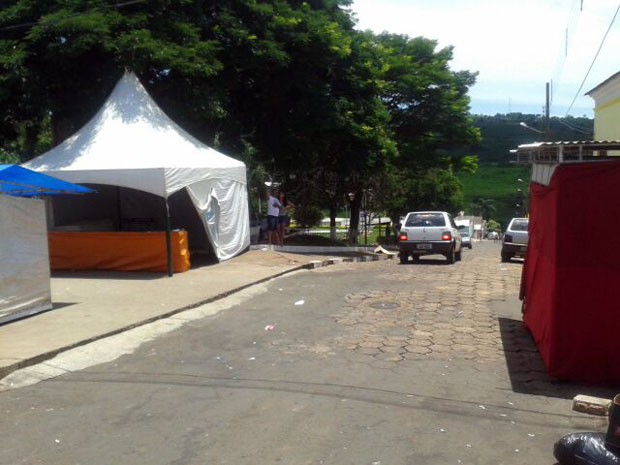 Motorista embriagado invadiu rua e atropelou pessoas em São Tomás de Aquino (Foto: Marlon Santiago / EPTV) Motorista embriagado invadiu rua e atropelou pessoas em São Tomás de Aquino (Foto: Marlon Santiago / EPTV)