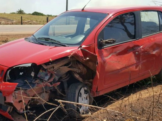 Veículo ficou parcialmente destruído em acidente (Foto: Alerta Rolim/Reprodução)