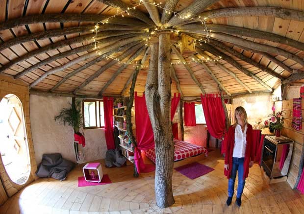 Interiror de cabana que lembra as residências dos hobbits, raça anã criada pelo escritor J. R. R. Tolkien. (Foto: AFP)