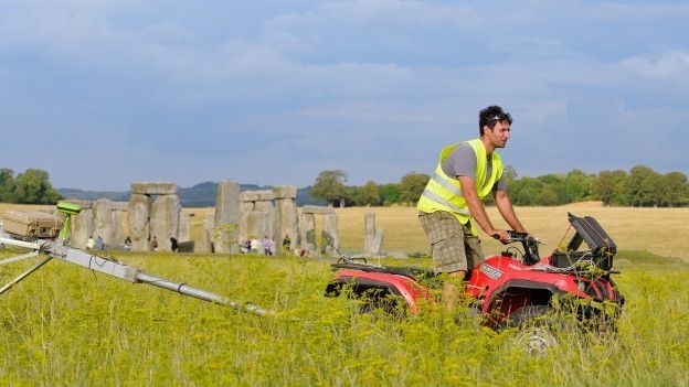 Arqueólogos buscam pedras próximo a Stonehenge (Foto: BBC)