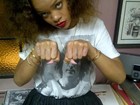 Rihanna faz tatuagem nos dedos: 'Thug life'
