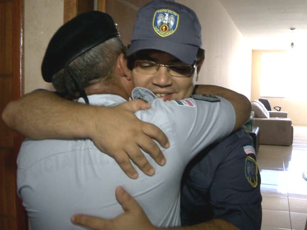 Abraço de gratidão  (Foto: Reprodução/ TV Gazeta)