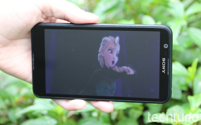 A tela do Xperia E4 tem resolução qHD (Foto: Luana Marfim\TechTudo) A tela do Xperia E4 tem resolução qHD (Foto: Luana Marfim\TechTudo)