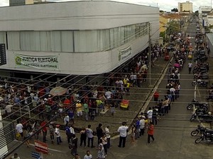 Eleitores fazem filas em quarteirão para recadastramento biometrico (Foto: Magno Bonfim/TV Clube)