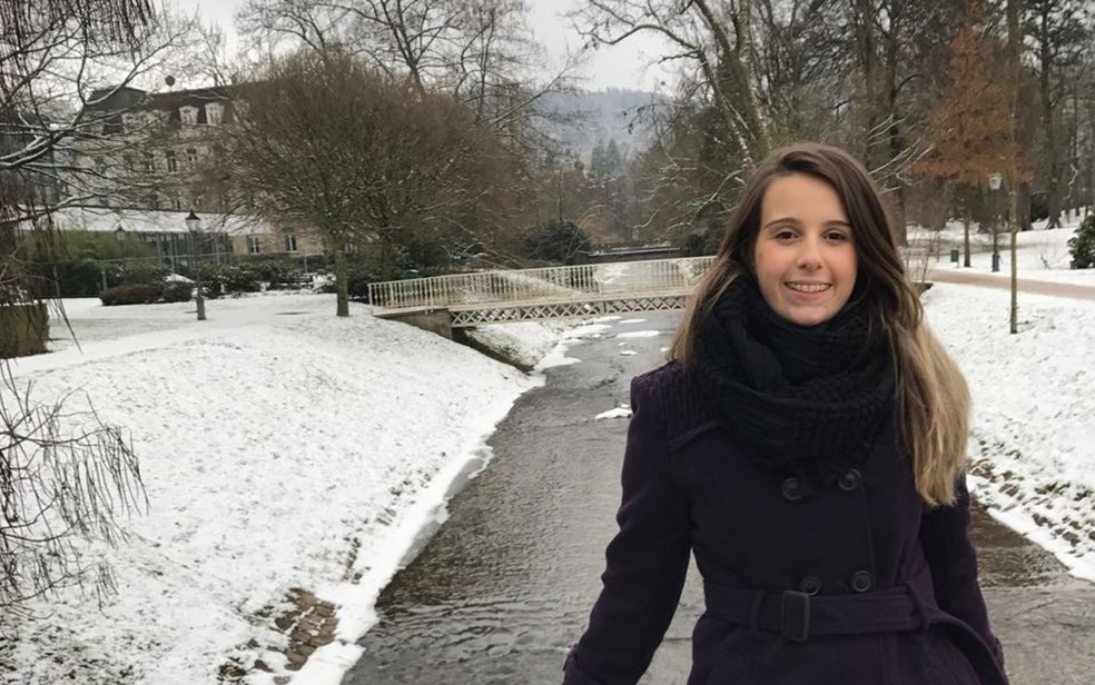 Após deixar de pagar aluguel, a estudante Júlia Melo pode realizar o sonho de viajar para o exterior. (Foto: Arquivo Pessoal)