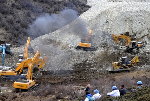 Deslizamento de terra deixou mais de 80 desaparecidos no Tibete (Foto: Xinhua/AP)