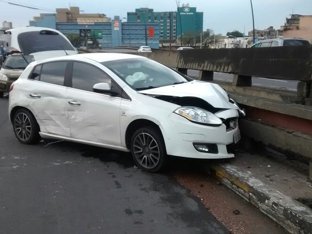 Carro conduzido por suspeita se acidentou após perseguição em Porto Alegre (Foto: Divulgação/BM)