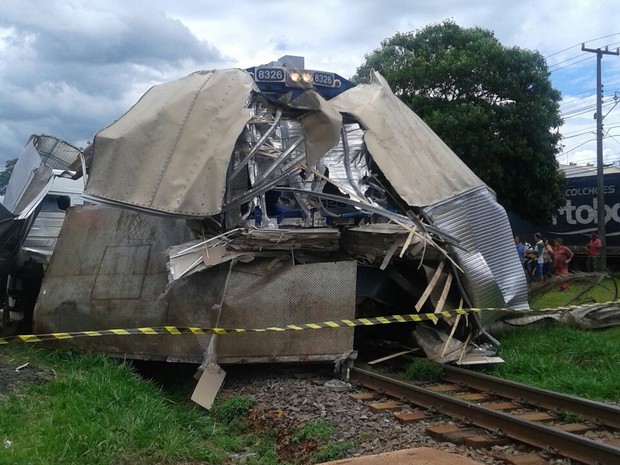 Caminhão é atingido por trem em Arapongas, no Paraná (Foto: Ida de Oliveira/Arquivo Pessoal)