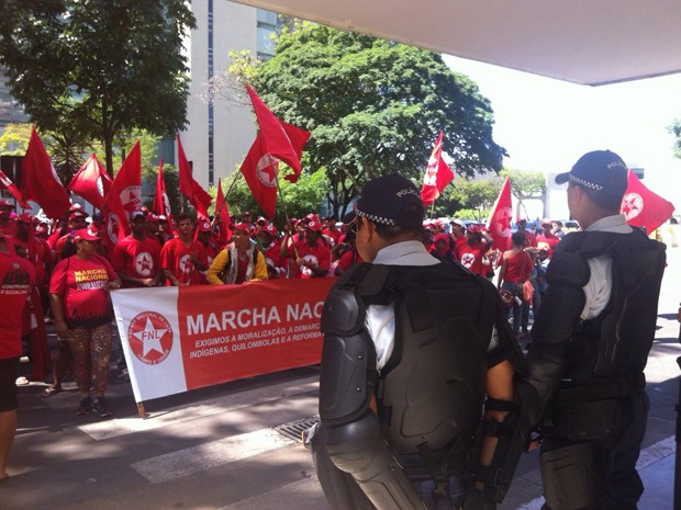 Policiais militares observam manifestantes da Frente Nacional de Luta em frente a ministrio (Foto: Luciana Amaral/G1)