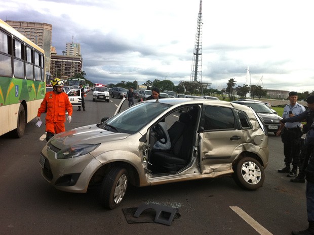 Carro bateu em ônibus no Eixo Monumental,em Brasília (Foto: Káthia Mello/G1)