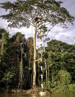  Orlando Duque salto de penhasco selva (Foto: Fabio Piva / Divulgação)