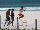 Cauã Reymond malha em praia no Rio enquanto namorada curte sol