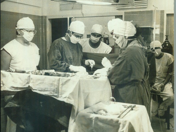 Transplante sendo realizado pelo primeira vez no Espírito Santo (Foto: Nestor Muller/ Arquivo A Gazeta - 18/08/1987)