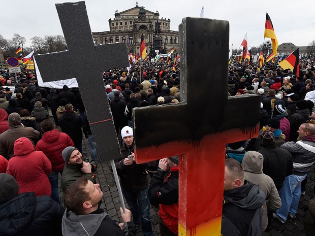 Manifestantes do movimento Pegida levam cruzes a protesto contra Islã em Dresden, na Alemanha, neste domingo (Foto: AFP Photo/Jens Meyer) Manifestantes do movimento Pegida levam cruzes a protesto contra Islã em Dresden, na Alemanha, neste domingo (Foto: AFP Photo/Jens Meyer)