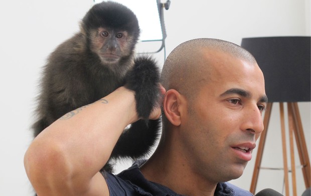 Emerson e a macaca Cuta após vitória do Timão (Foto: Carlos Augusto Ferrari / Globoesporte.com)