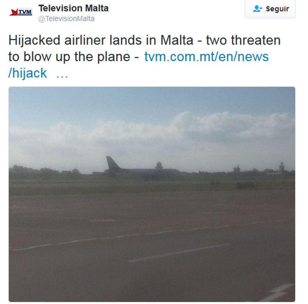 Canal de televisão de Malta registra avião líbio que pousou em Malta. Avião faria rota interna entre Sabha e Trípoli, mas foi desviado para ilha do mar mediterâneo (Foto: Twitter/Reprodução)