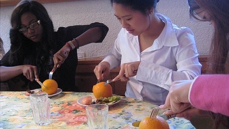 No instituto Villa Pierrefeu, meninas ricas aprendem boas maneiras e etiqueta internacionais (Foto: BBC)