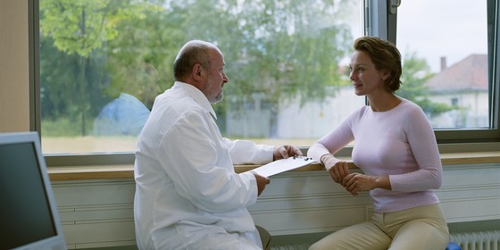 Médico conversa com paciente (Foto: Thinkstock/Getty Images)