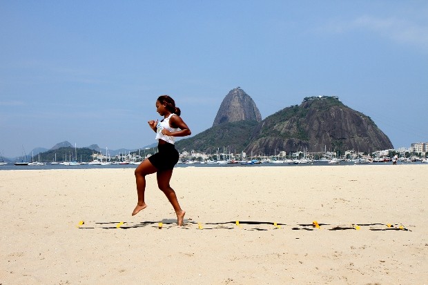 Luana faz treino funcional na praia e evita comer fora de hora (Foto: Luiz Eduardo Fotografia)