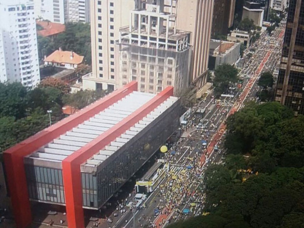 Protesto pela manutenção da Operação Lava Jato reúne manifestantes em frente ao Masp, na Avenida Paulista  (Foto: Reprodução/TV Globo)
