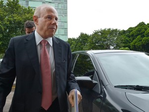 O ministro da Fazenda, Guido Mantega, chega para reunião do Conselho Nacional de Desenvolvimento Industrial (CNDI),no Ministério do Desenvolvimento, Indústria e Comércio Exterior (Foto: Elza Fiuza/ABr)