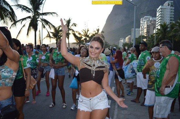 Madelayne Cavalcanti em último ensaio da Rocinha na praia de São Conrado  (Foto: Divulgação)