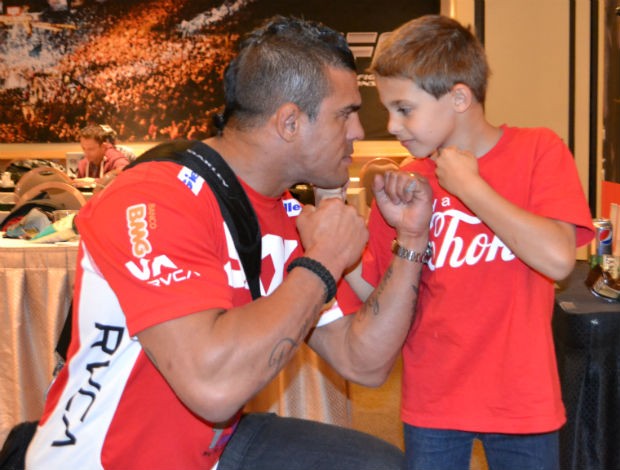 Vitor Belfort faz encarada com seu filho Davi (Foto: Ivan Raupp/Globoesporte.com)