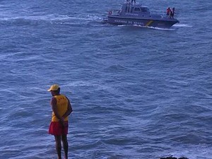 Bombeiros seguem em busca do outro adolescente carioca afogado em Natal (Foto: Edson Viana/G1)