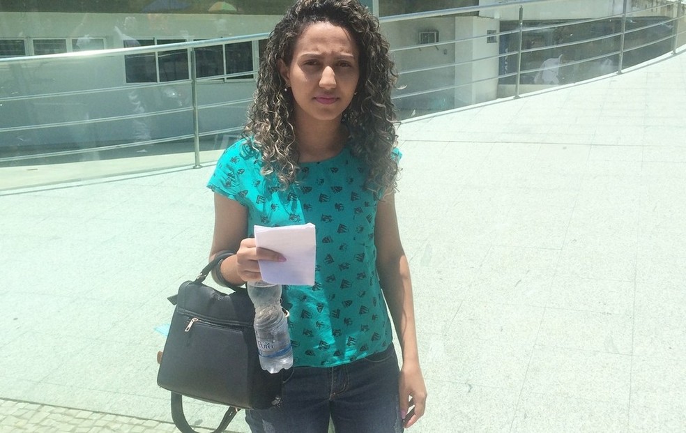 A auxiliar de contabilidade Cristiane Pinheiro Soares, 26 anos, chegou um minuto atrasada e perdeu o primeiro dia de provas do Enem (Foto: Paula Resende/G1)