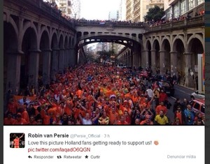 Van Persie publicou foto da invasão holandesa a Porto Alegre na quarta-feira (Foto: Reprodução/Twitter)