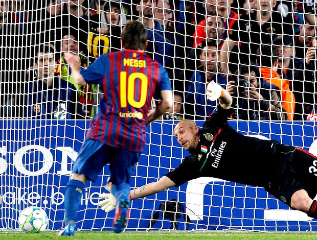 Messi marca dol Barcelona contra o Milan (Foto: Reuters)