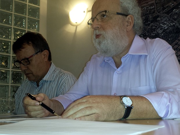 O reitor da Unicamp, José Tadeu Jorge (à direita,) e o professor Edmundo Capela durante entrevista (Foto: Fernando Pacífico / G1 Campinas)