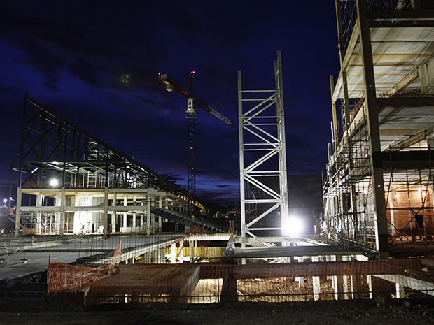 Trabalho noturno na Arena Pantanal em Cuiabá (Foto: Edson Rodrigues/Secopa)