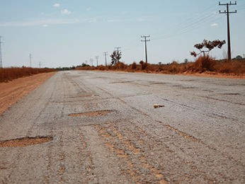 Rodovia está cheia de buracos e motoristas reclamam da situação (Foto: Jaqueline Hatamoto/site Cliquef5)