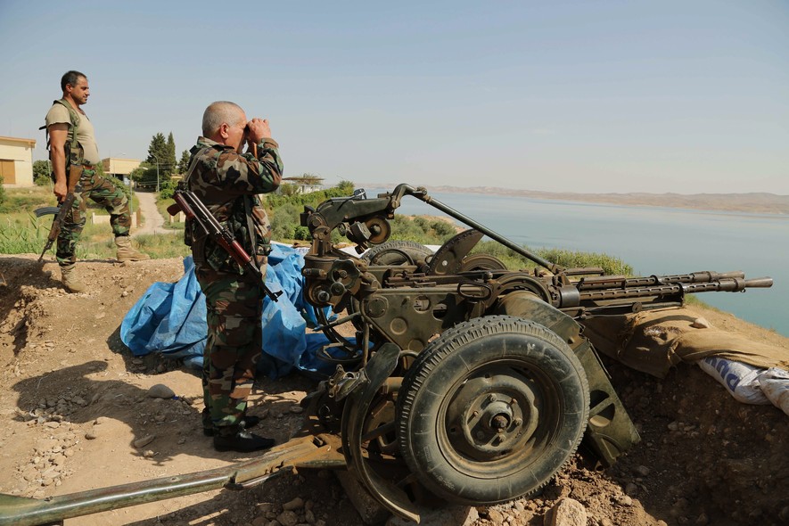 Soldados curdos fazem guarda perto de Mossul, Iraque, após combates com extremistas islâmicos