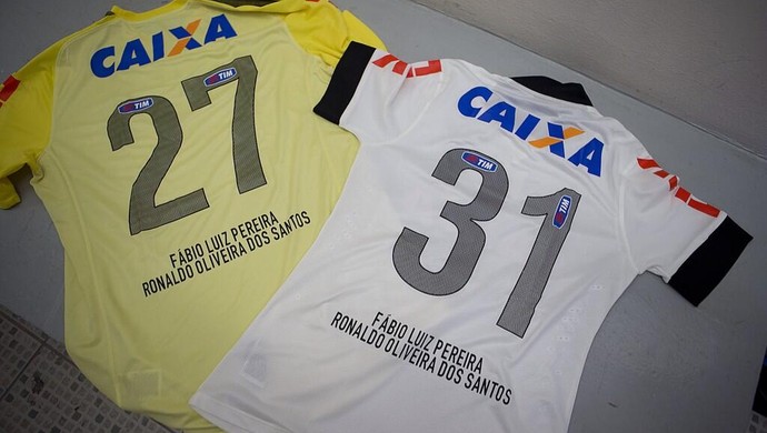 Jogadores do Corinthians estampam nomes dos operários (Foto: Reprodução/Twitter)