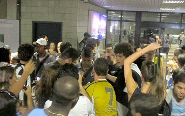desembarque Botafogo Salvador (Foto: André Casado / Globoesporte.com)