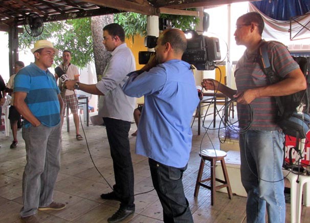 Equipe de reportagem da TV Clube visita o Fundo de Quintal para trazer informações sobre as prévias carnavalescas.  (Foto: Katylenin França)
