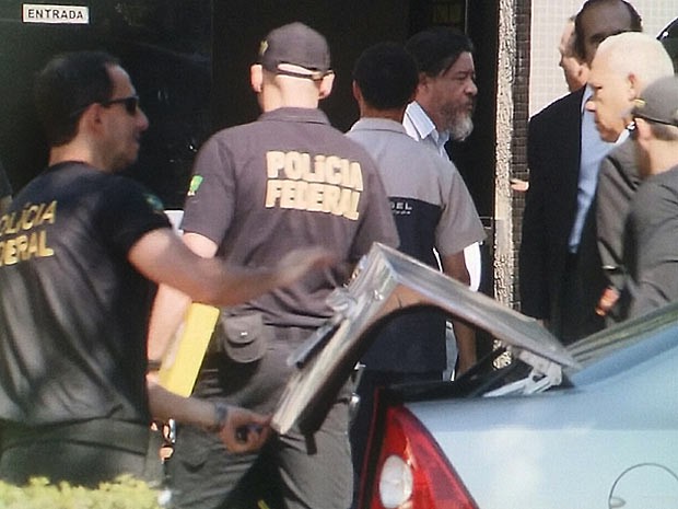 O assessor da Secretaria da Pesaca, Clemerson José Pinheiro da Silva (de cabelo branco, à direita), chega à superintendência da PF em Brasília (Foto: TV Globo/Reprodução)