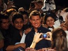 Tom Cruise tira fotos com fãs na Índia