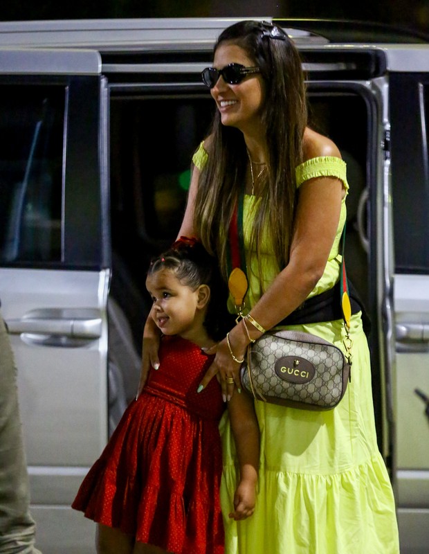 Em meio a crise com Simaria, Simone posa com fãs em aeroporto (Foto: Vitor Pereira/AgNews) Em meio a crise com Simaria, Simone posa com fãs em aeroporto (Foto: Vitor Pereira/AgNews)