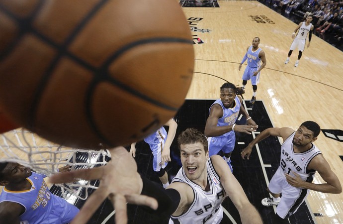 Tiago Splitter, Spurs x Nuggets - AP (Foto: AP)