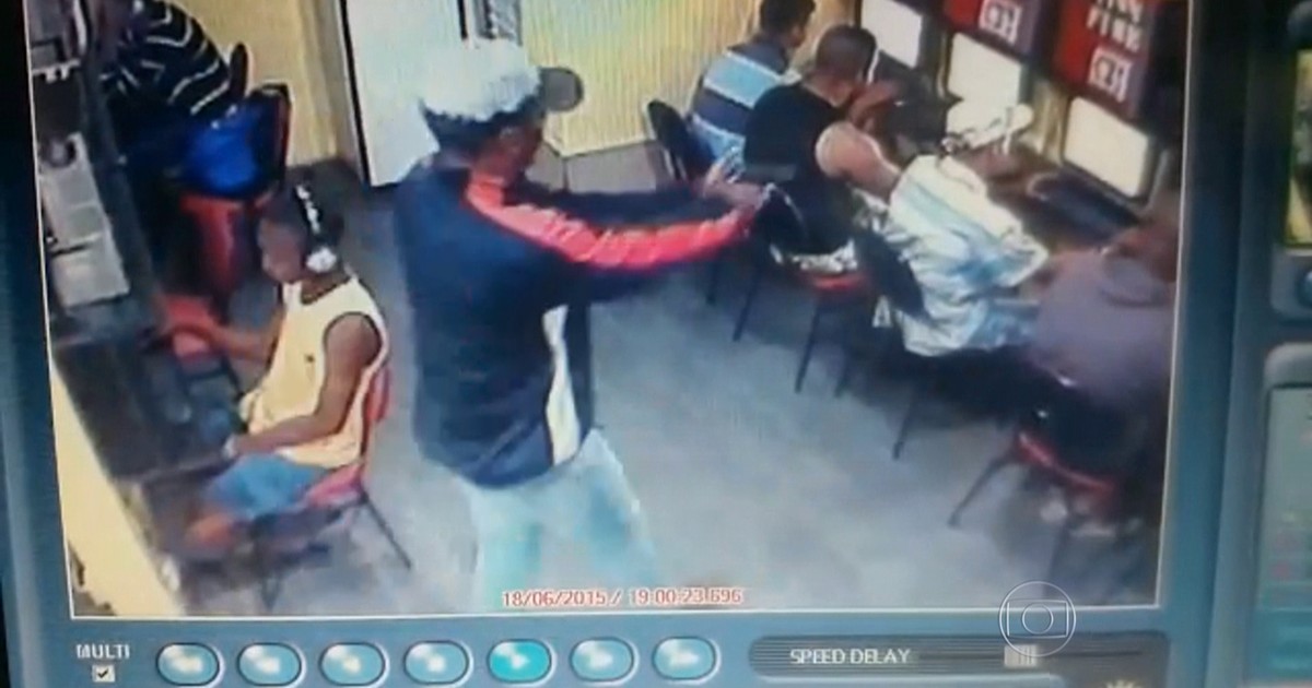 G1 Polícia investiga morte de homem em lan house no RJ; veja vídeo do