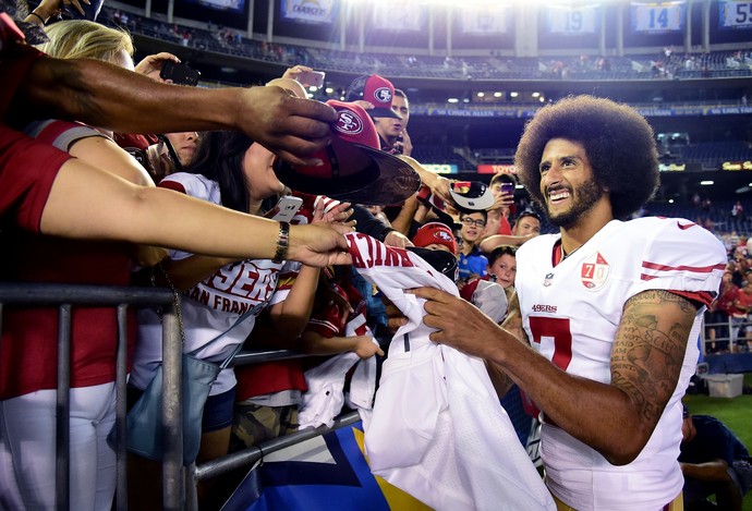 Colin Kaepernick dá autógrafos após jogo da pré-temporada da NFL (Foto: Getty Images)