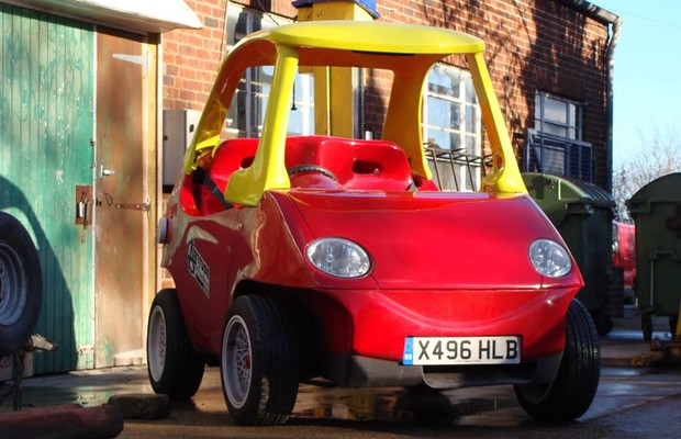 Carro de brinquedo infantil atinge um botão Transformar carro de