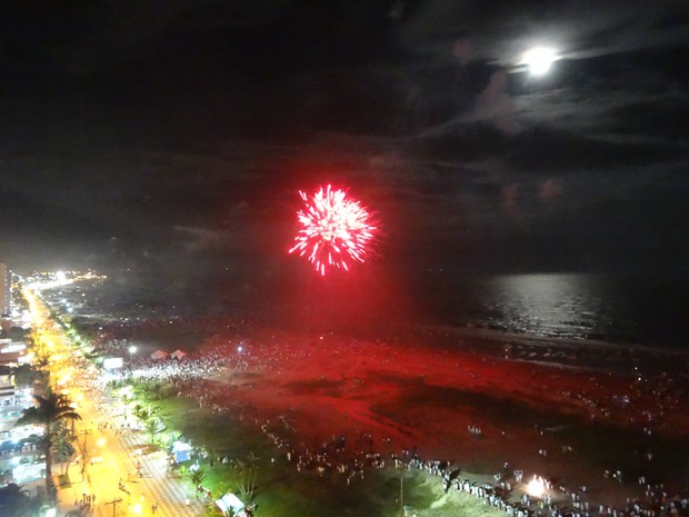 Milhares de turistas acompanharam a chegada de 2013 no litoral (Foto: Sérgio Tavares Filho/G1)