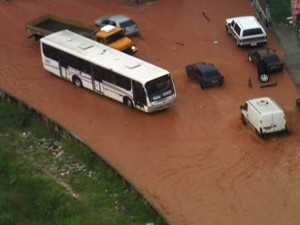 Chuva causou alagamentos em Carapicuíba, na Grande São Paulo (Foto: Reprodução/TV Globo)