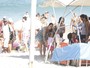 Claudia Mauro aproveita praia com os filhos