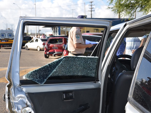 Oito carros se envolveram em um engavetamento por volta das 7h da manhã desta segunda-feira (14) no km 33 da BR-230, em Bayeux, cidade da Grande João Pessoa, segundo informações da inspetora Kalina Borges, da Polícia Rodoviária Federal (PRF) (Foto: Walter Paparazzo/G1)